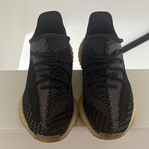 adidas Yeezy Boost 350 V2
Carbon